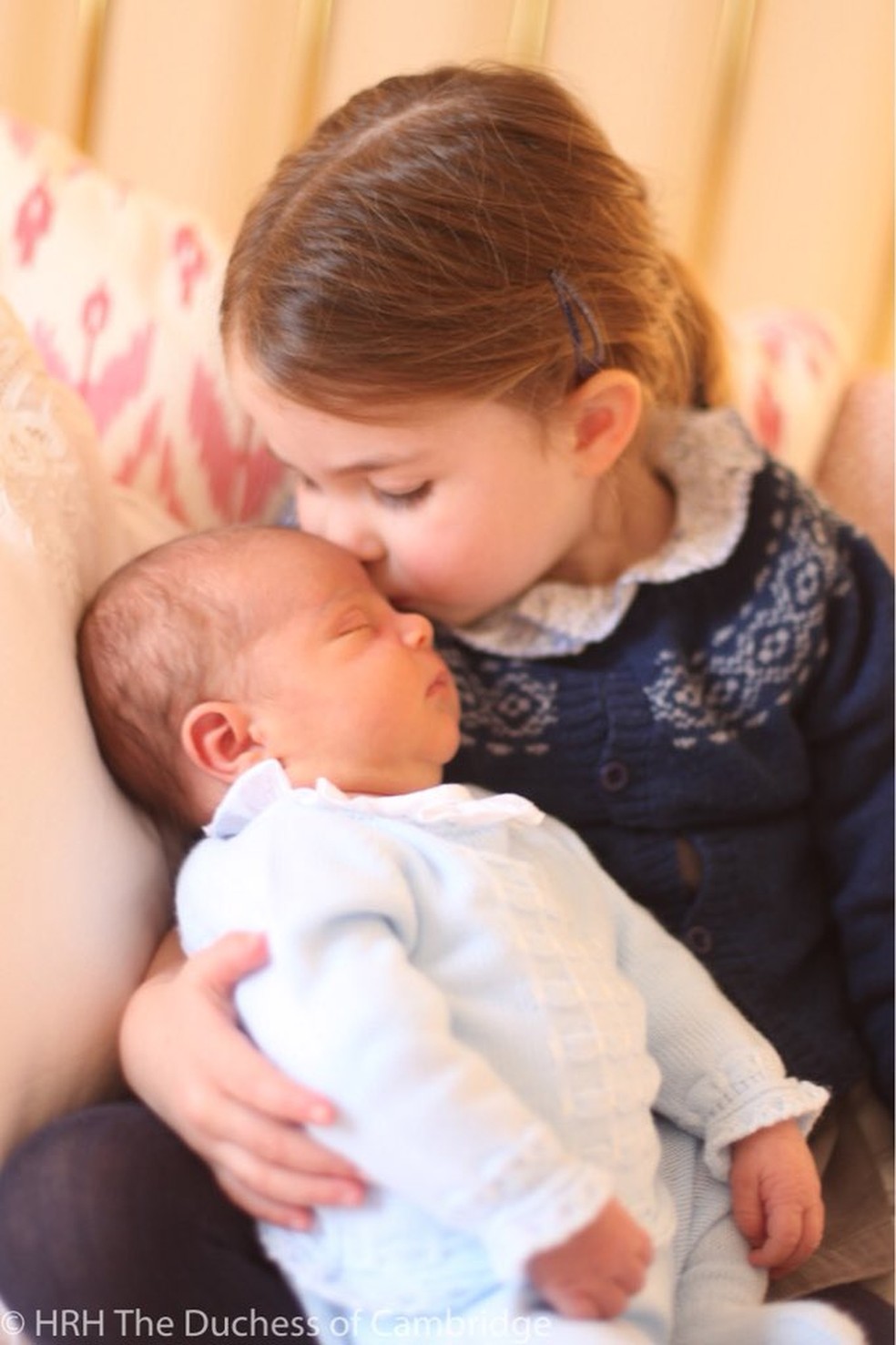 Princesa Charlotte segura o irmÃ£o mais novo, o prÃ­ncipe Louis (Foto: ReproduÃ§Ã£o/Twitter)