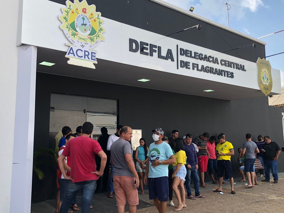 Grupo protestou em frente à Defla por mais segurança no trânsito de Rio Branco — Foto: Consuela Gonzalez/Rede Amazônica Acre