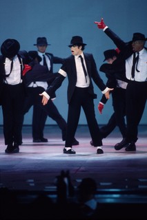 Chapéus: Michael eternizou o chapéu de abas arredondadas em grandes performances, como nas inúmeras vezes em que cantou o hit 'Billie Jean'