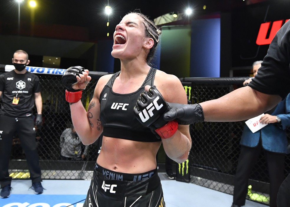 Luana Pinheiro festeja a vitória sobre Sam Hughes no UFC Vieira x Tate — Foto: Getty Images