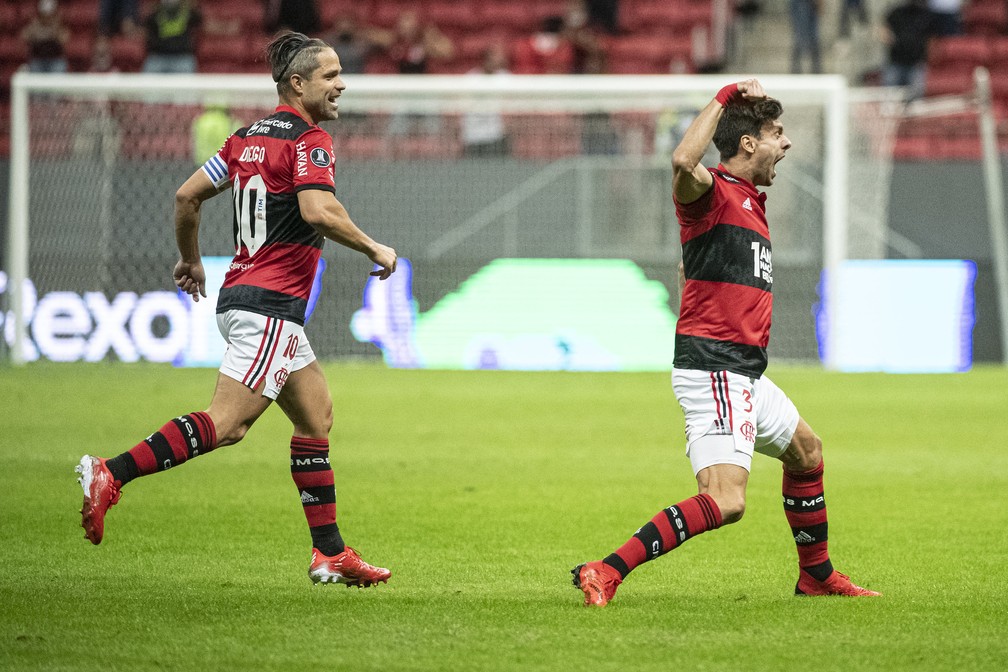 Rodrigo Caio e Diego comemoram gol do zagueiro contra o Defensa y Justicia — Foto: Alexandre Vidal / Flamengo