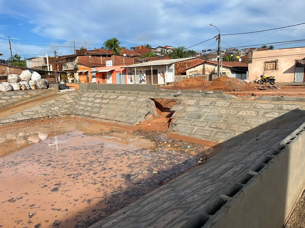 Buraco aberto em lagoa de capta&ccedil;&atilde;o em constru&ccedil;&atilde;o em Nova Parnamirim &mdash; Foto: Vin&iacute;cius Marinho/Inter TV Cabugi