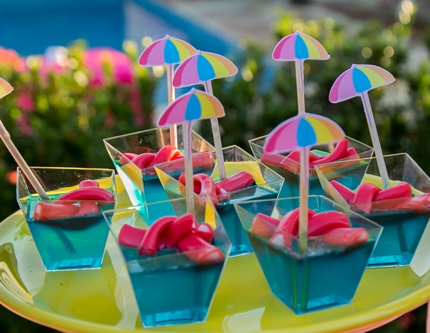 24 Decorations That Will Make Any Pool Party Awesome - Shelterness, pool  party decoração 