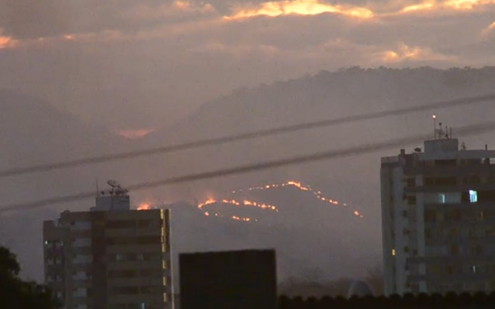 Fumaça alcançou área residencial durante incêndio em vegetação em Barreiras — Foto: Reprodução/TV Oeste