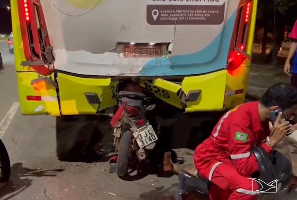 Motociclista fica ferido após colidir em traseira de ônibus em São Luís  — Foto: Reprodução/ TV Mirante