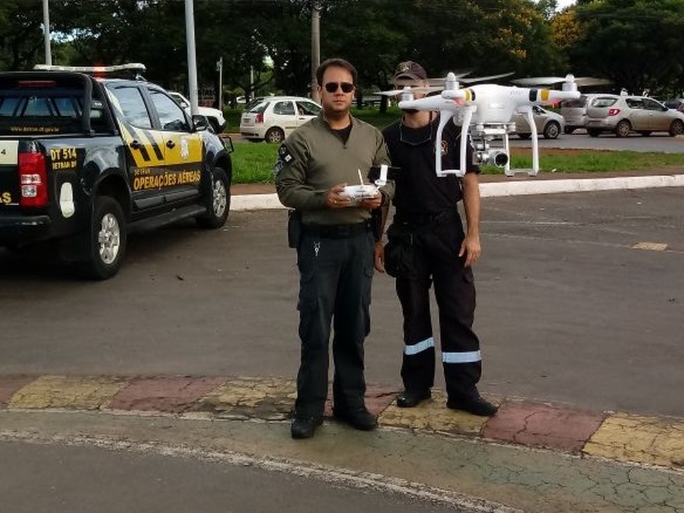 Agente do Detran usando drone no DF (Foto: Detran/Divulgação)
