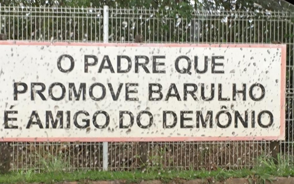 Placa polêmica colocada em povoado de Anápolis — Foto: Eduardo Idaló/TV Anhanguera