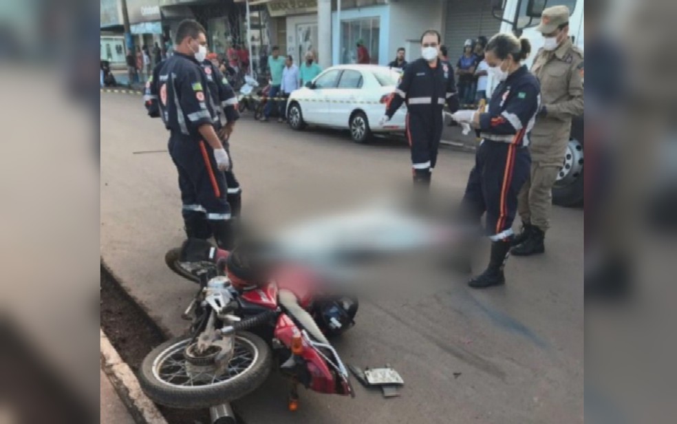Criança morre após cair de garupa de moto e ser atropelada por caminhão em Porangatu, Goiás — Foto: Reprodução/TV Anhanguera