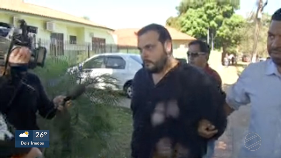 Preso, Miguel Arcanjo é levado para a 4ª Delegacia de Polícia Civil  — Foto: Reprodução/TV Morena