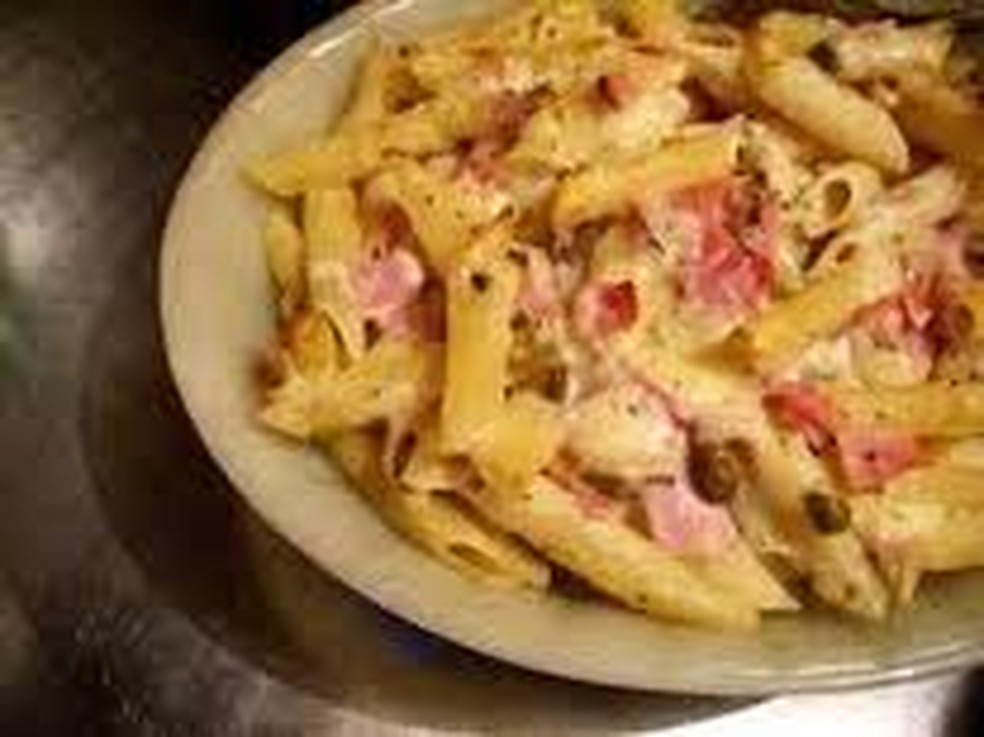 Macarrão Penne Com Creme De Galinha