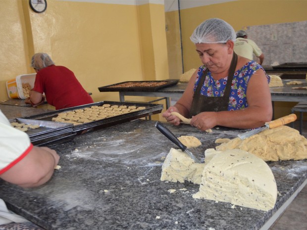 Enroladeiras preparam biscoitos em padaria de São Tiago, MG (Foto: Samantha Silva / G1)