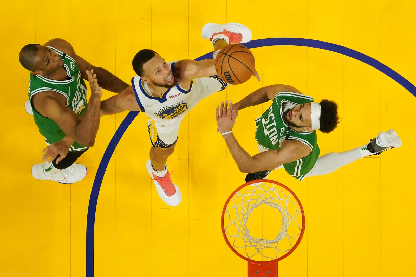Stephen Curry, do Golden State Warriors, arremessa durante o primeiro tempo contra o Boston Celtics, no jogo dois das finais da NBA, no Chase Center, em 5 de junho. — Foto: Ezra Shaw/Getty Images/AFP