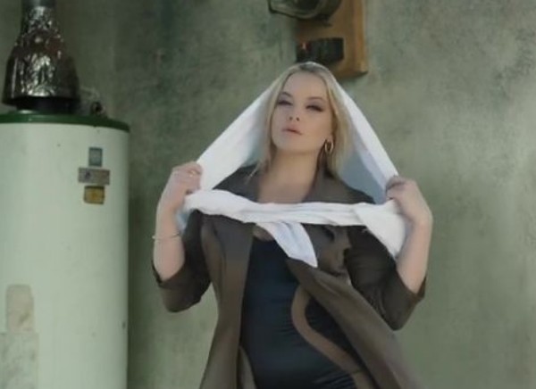 A atriz pornô norte-americana Alexis Texas no clipe do músico iraniano Sasy (Foto: Reprodução)