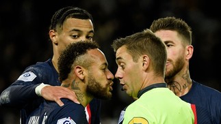 Neymar leva cartão vermelho em primeira partida do Paris Saint-German (PSG) depois da Copa do Mundo — Foto: JULIEN DE ROSA/AFP