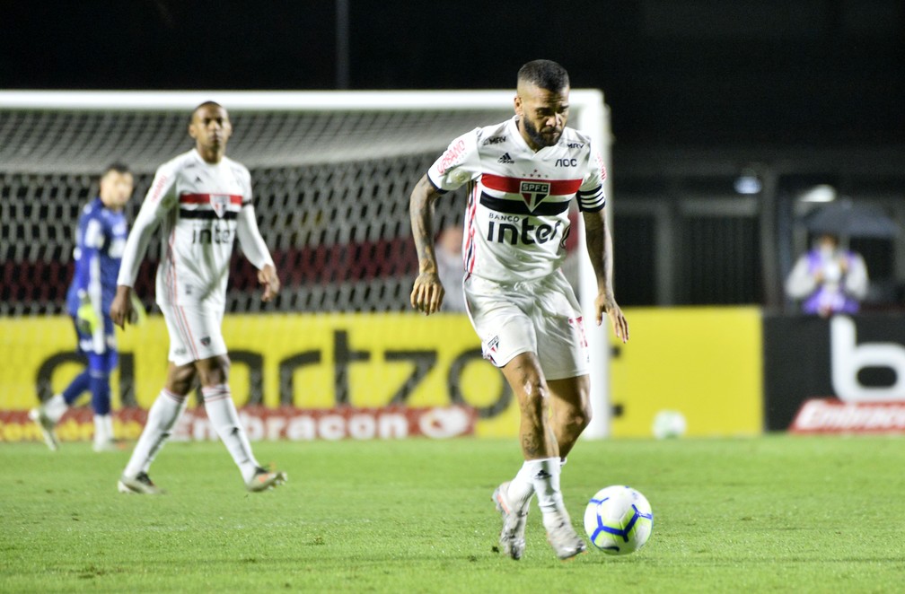 Daniel Alves faz críticas duras à divisão política do São Paulo e ao fato de o clube ter tido quatro técnicos no ano — Foto: Marcos Riboli
