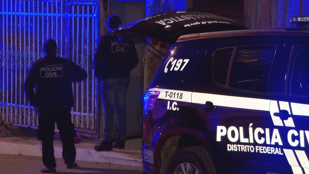 Investigadores da Polícia Civil apuram homicídio em Arniqueira, no DF — Foto: PCDF/Divulgação