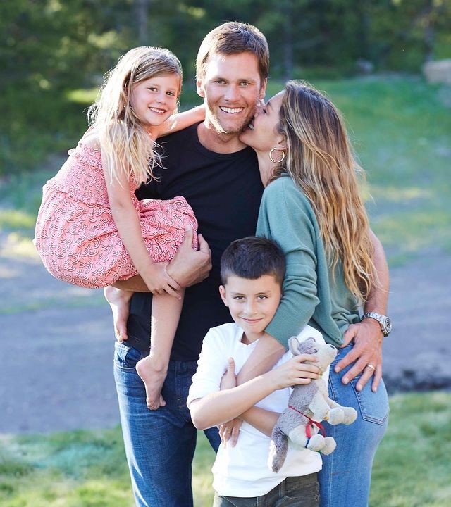 Tom Brady e Gisele Bündchen com seus filhos: Benjamin Rein e Vivian Lake (Foto: Reprodução / Instagram)