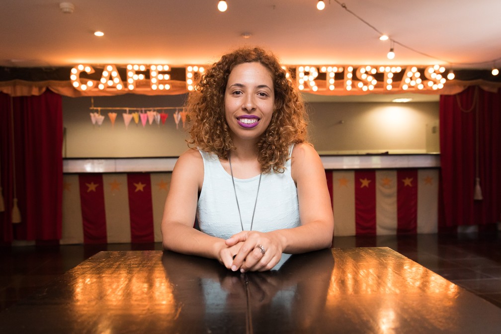 Atriz e cineasta Mariana Gabriel fez um filme sobre a avó Maria Eliza Alves dos Reis, que foi negra e palhaço quando só os homens brancos tinham esse direito — Foto: Celso Tavares/G1
