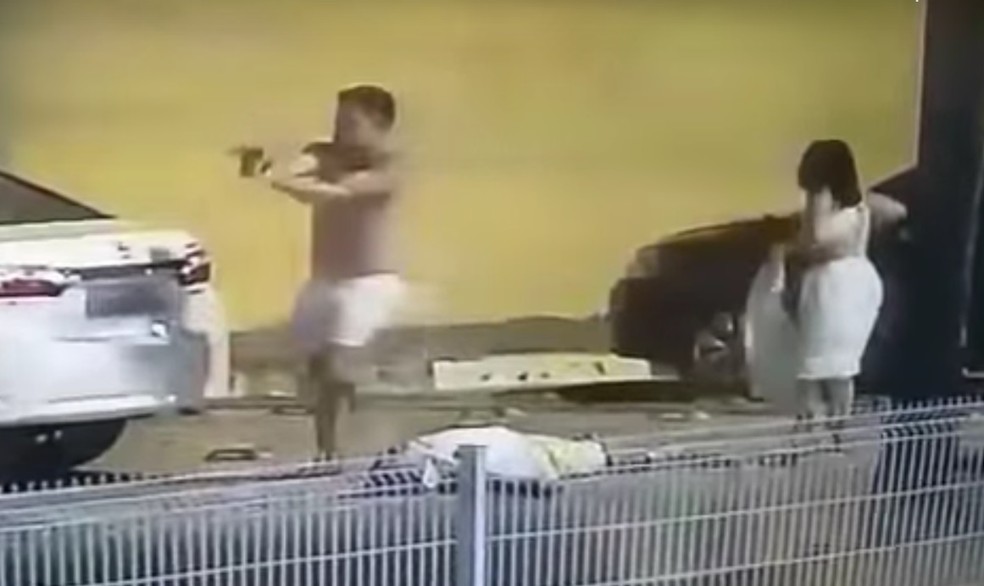 Homem pega arma de policial e atira contra caminhoneiro que tentou impedir agressões — Foto: Reprodução/TV Subaé