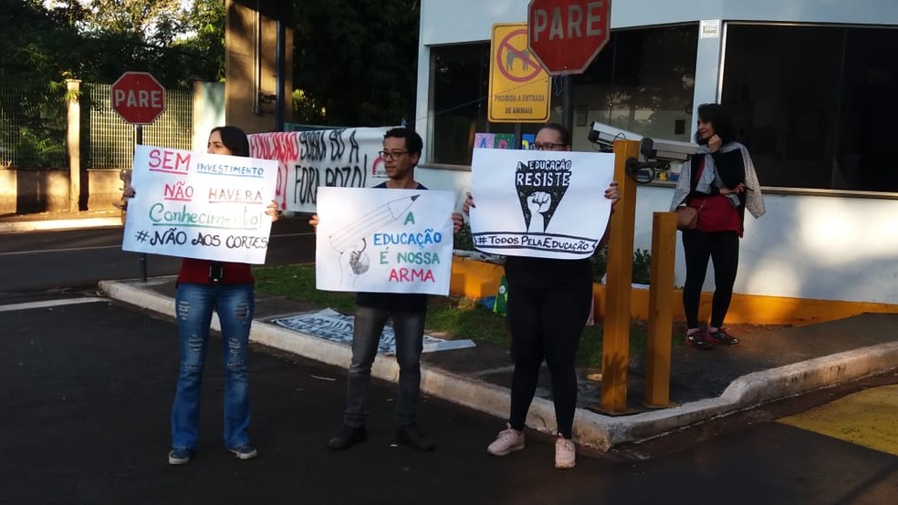 RIBEIRÃO PRETO, 8h28: Manifestantes se reúnem na portaria principal do campus da USP nesta quinta-feira (30) — Foto: Ricardo Feller/EPTV