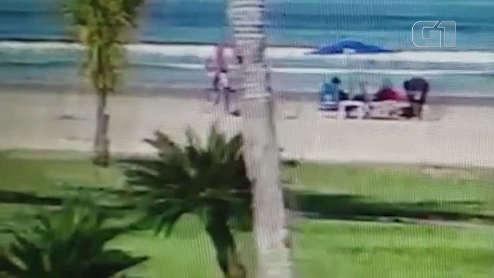 Turistas foram assaltados por dupla de criminosos em praia de Bertioga, SP — Foto: Reprodução