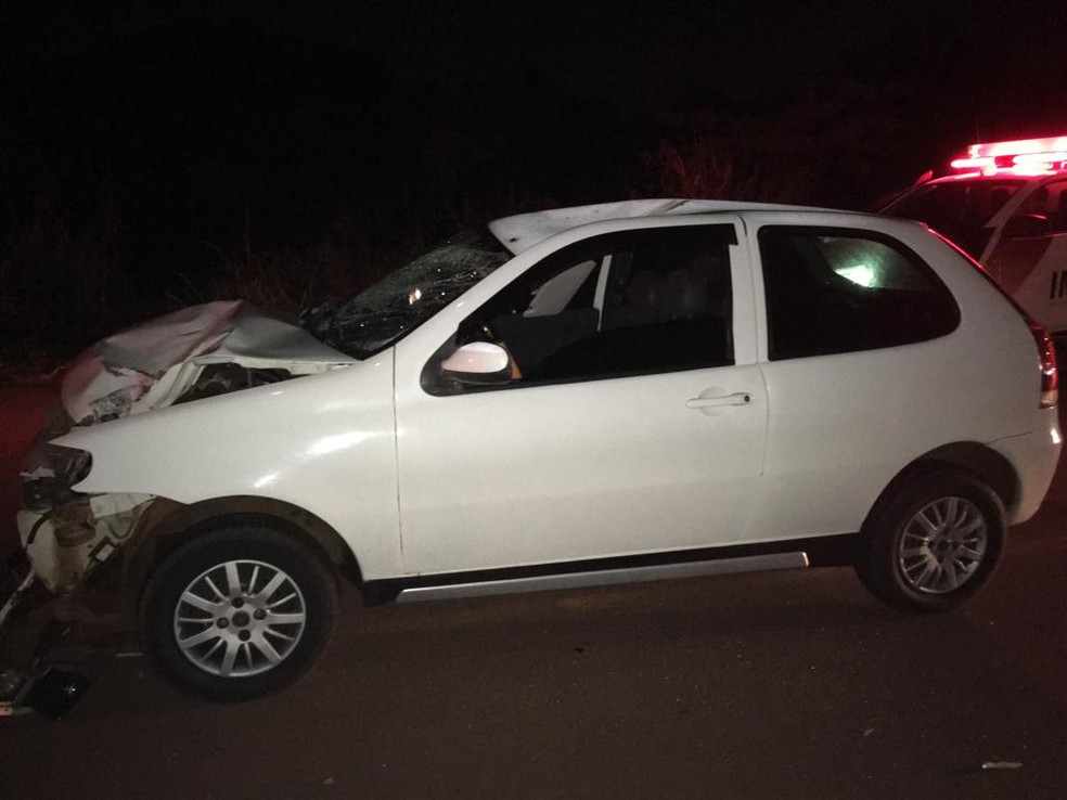 Carro que se envolveu no acidente com a bicicleta na noite de sexta-feira (19) — Foto: PM/Divulgação
