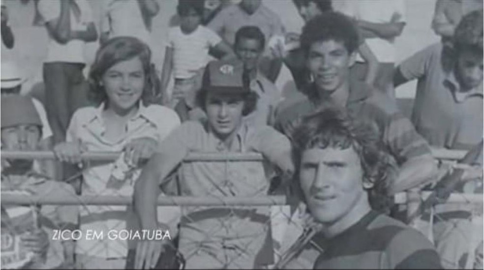 Zico posa com torcedores na viagem a Goiatuba, em 1974 — Foto: Reprodução