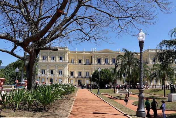 Jardim e fachada do Museu Nacional do Rio são reabertos ao público quatro anos após incêndio (Foto: Tânia Rêgo / Agência Brasil / Reprodução)