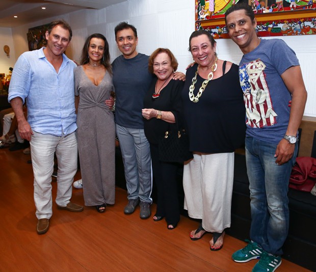 Rodrigo Fagundes e Wendell Bendelack recebendo Nicette Bruno e parte da família da atriz (Foto: Roberto Filho/Brazil News)