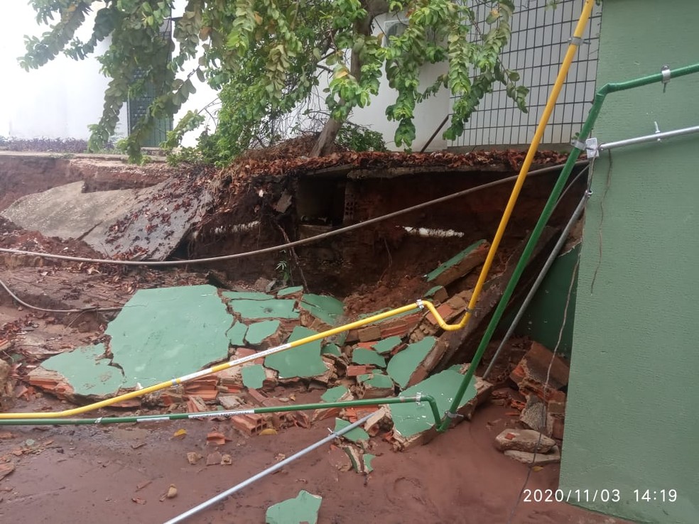 Muro desabou próximo da canalização de gases do Hospital da Polícia Militar — Foto: Divulgação/HPM