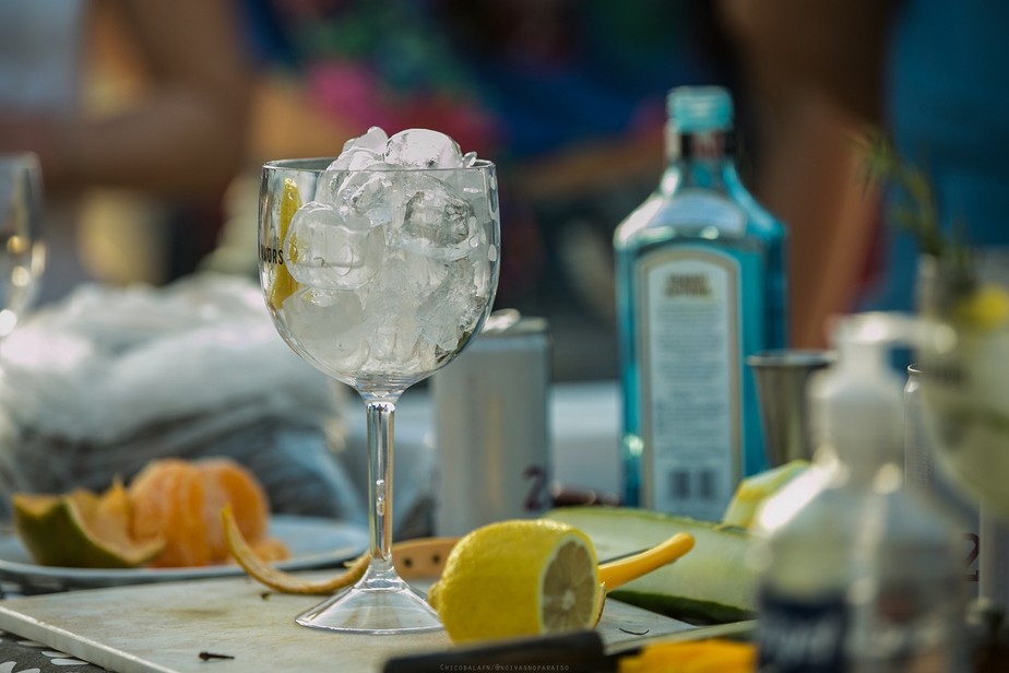 A receita de gin tônica com chá é uma versão diferente do drinque que conquistará os seus convidados!