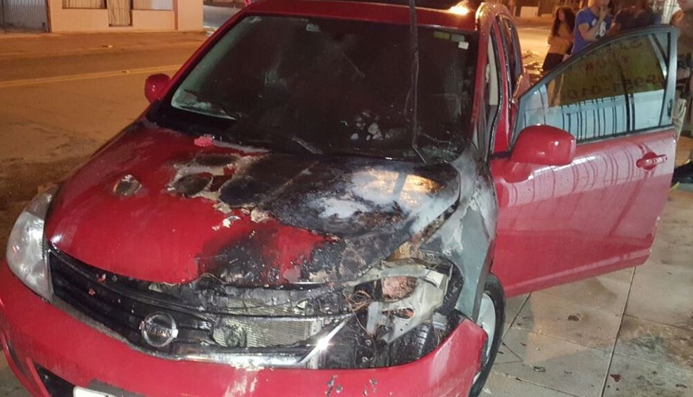 Carro foi queimado em Navegantes  (Foto: Bombeiros/Divulgação )