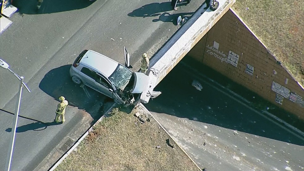 Carro se envolve em acidente e bate em mureta de tesourinha da Asa Sul, em Brasília — Foto: TV Globo/Reprodução
