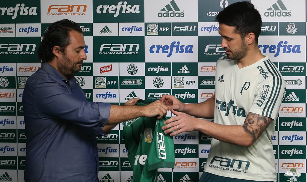 Luan recebe de Mattos a camisa do Palmeiras (Foto: Cesar Greco/Ag Palmeiras)