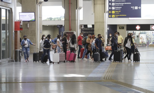 Passageiros no Aeroporto Internacional Galeão-Tom Jobim  