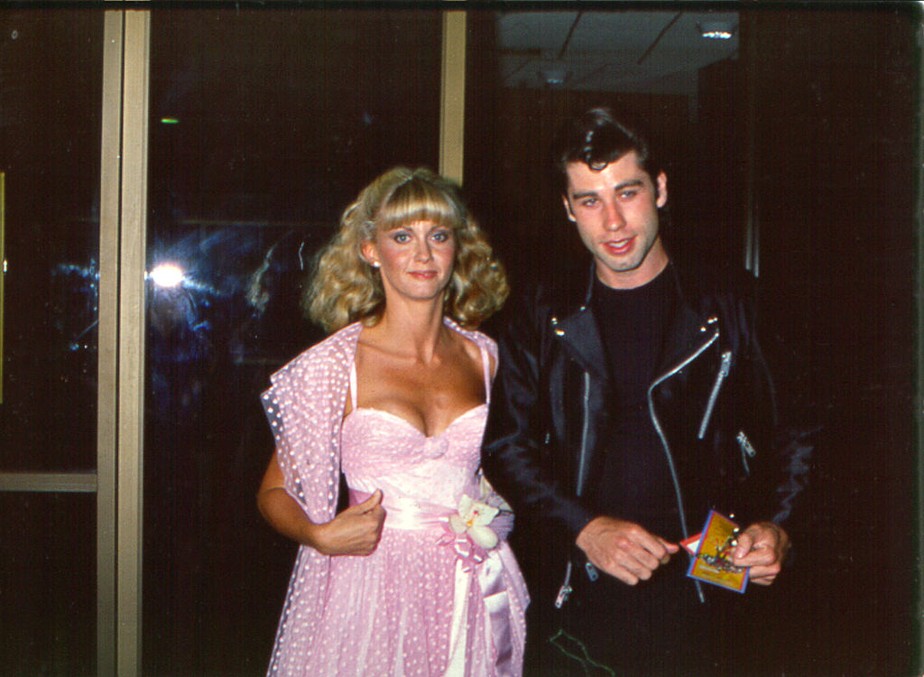 Olivia com John Travolta na premiere de 'Grease'