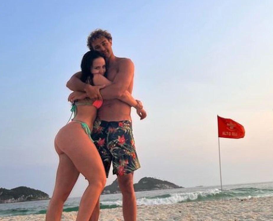 Larissa Manoela curte dia de sol com o namorado, André Luiz Frambach, no Rio de Janeiro
