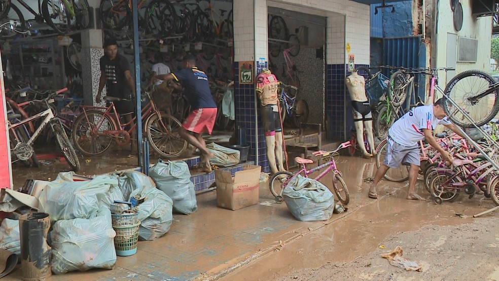 Comércio prejudicado em Cachoeiro de Itapemirim após chuva — Foto: Reprodução/TV Gazeta