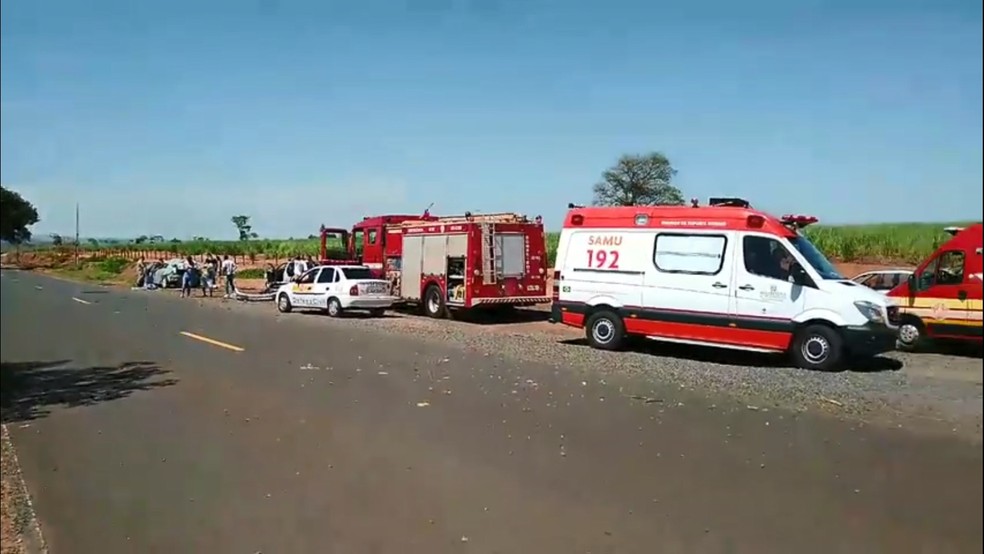 Corpo de Bombeiros e Samu foram acionados ao local do acidente  — Foto: Votuporanga Tudo/Divulgação 