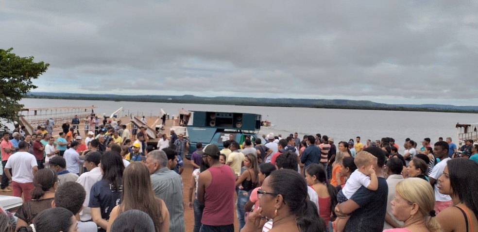 Moradores de Porto Nacional fazem protesto às margens do rio Tocantins — Foto: Divulgação