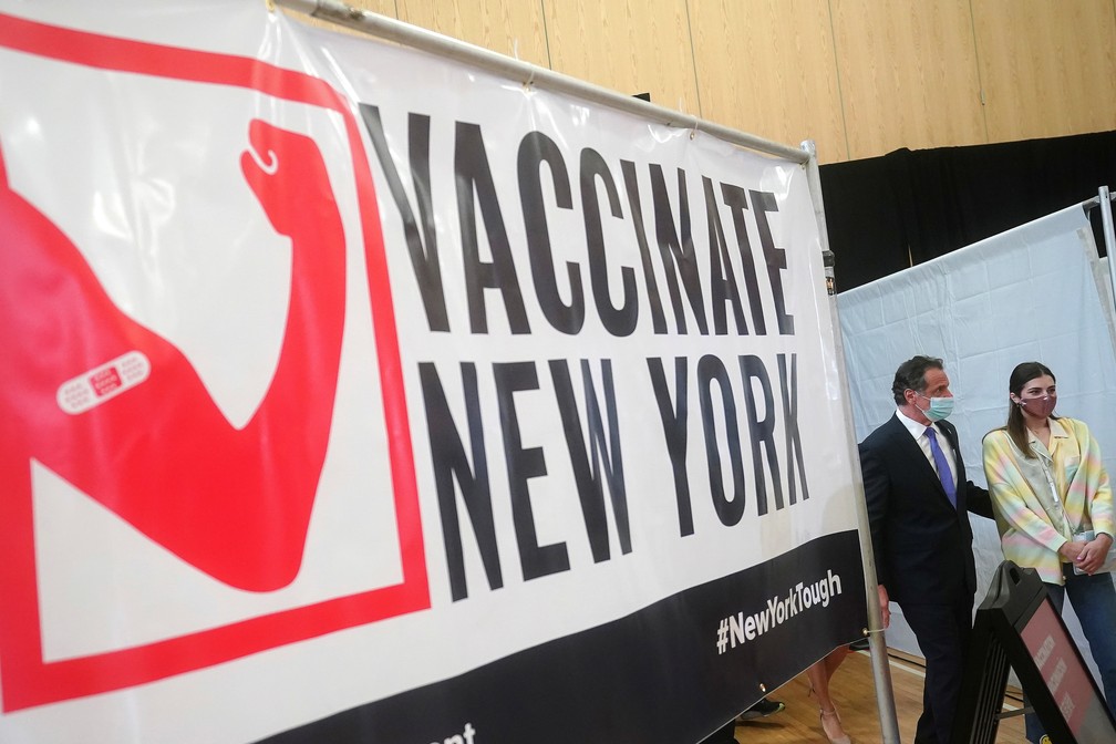 Andrew Cuomo, governador de Nova York, chega a evento sobre vacinação em 26 de março — Foto: Carlo Allegri/Pool/Reuters