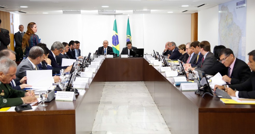 O presidente em exercício, Hamilton Mourão, e ministros durante reunião no Palácio do Planalto — Foto: Romério Cunha/Vice-presidência da República