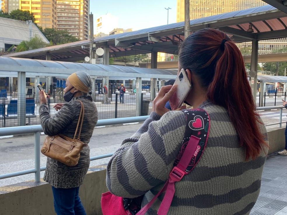 Pessoas na região do Terminal Bandeira utilizando aparelho celular para se comunicar durante greve de ônibus  — Foto: Celso Tavares/g1
