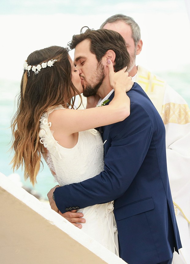 Vitória Strada e Bruno Ferrari gravam cena de beijo para novela (Foto: Dilson Silva/ AgNews)