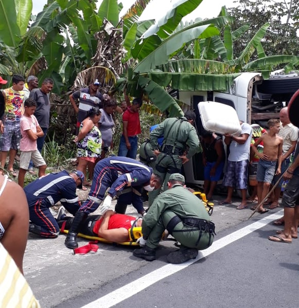 V&iacute;tima de acidente com carreta na BR-101, no interior de Alagoas, &eacute; socorrida &mdash; Foto: Valdeir Bezerra/Arquivo pessoal