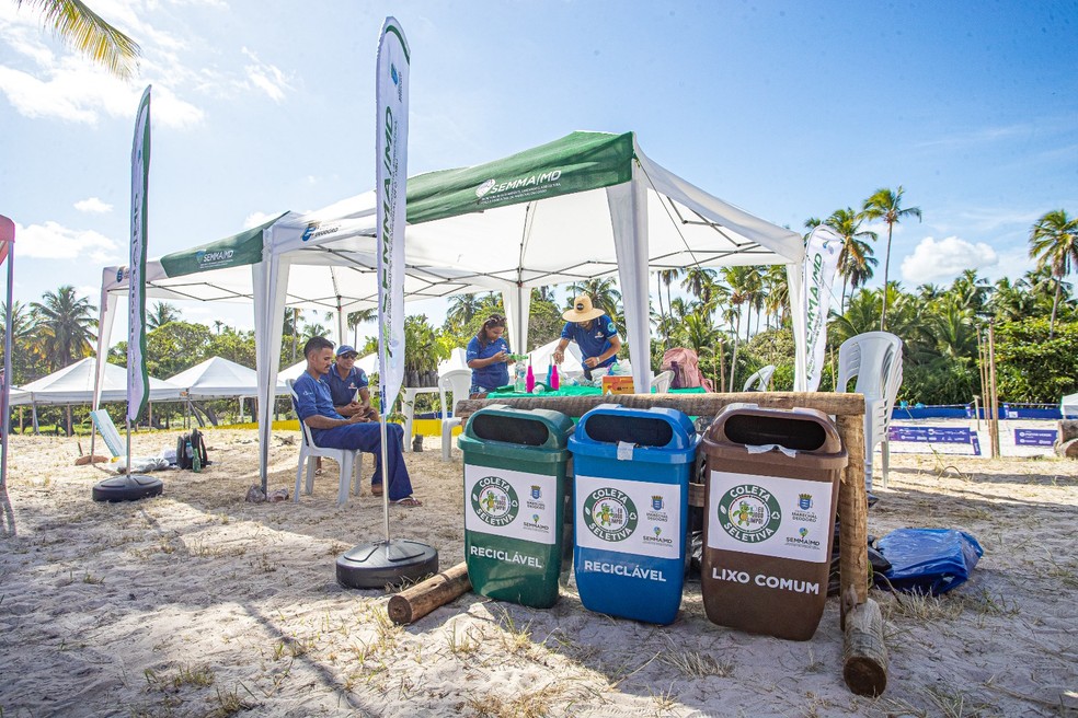 Ações de sustentabilidade em parceria com o projeto Recicla Solar no Pure Beach — Foto: Célio Jr. / Target