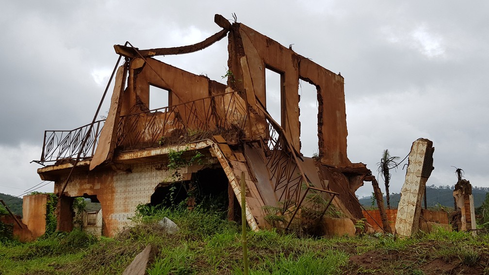 Mesmo com dois andares, casa do pai de Mauro Marcos da Silva não resistiu ao 'mar de lama' — Foto: Raquel Freitas/G1