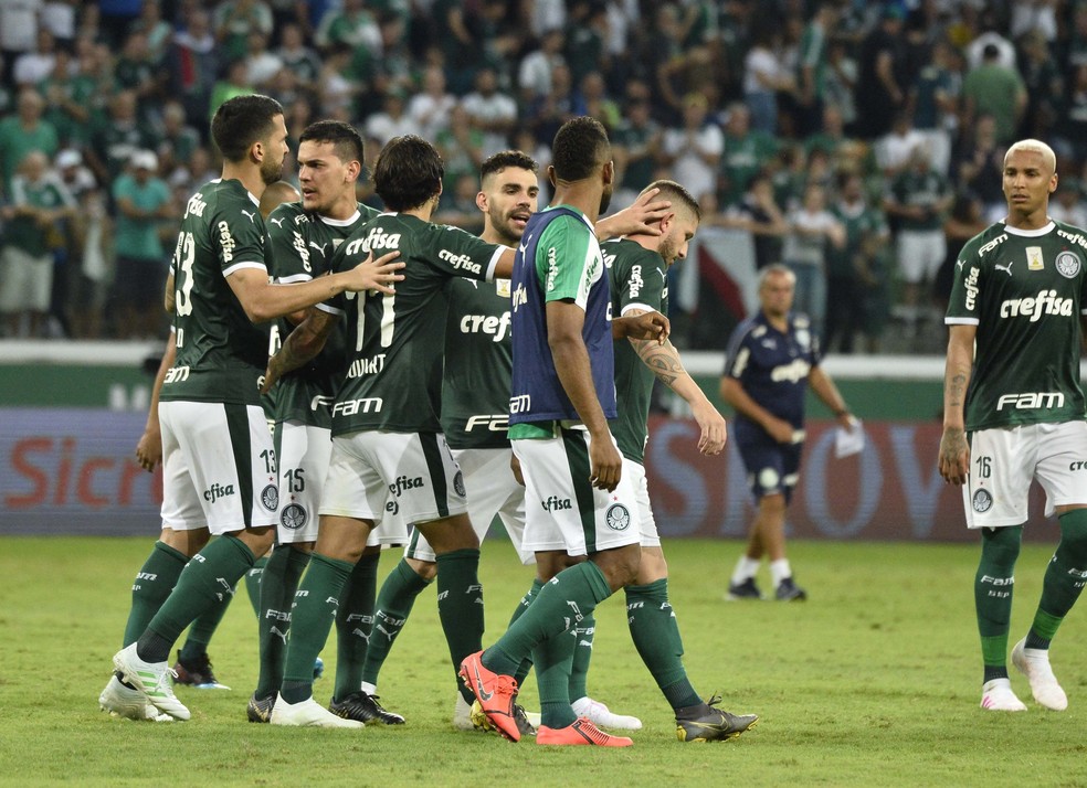 Jogadores do Palmeiras consolam Zé Rafael após meia perder pênalti — Foto: Marcos Ribolli