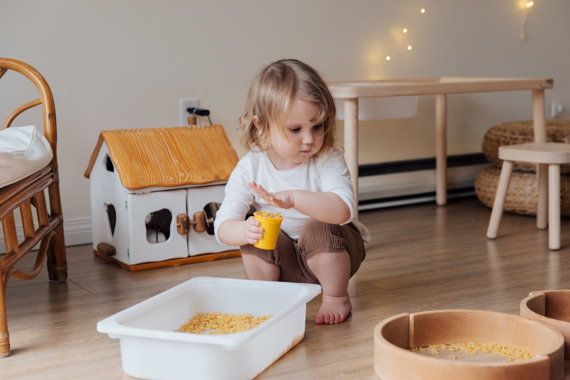 Brincar de casinha ajuda a criança a desenvolver habilidades (Foto: Foto de Tatiana Syrikova no Pexels)