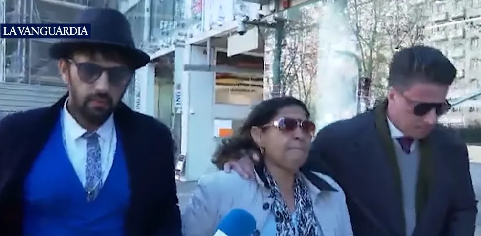 Lcia Alves, me de Daniel Alves, caminha ao lado dos advogados em Barcelona  — Foto: Reproduo/La Vanguardia